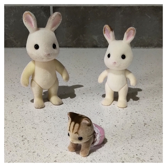 Epoch Sylvanian Families Calico Critters Chocolate Rabbits and Sandy Cat - Picture 1 of 8